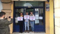 Las loteras de la administraci�n de Avil�s agraciada con el quinto premio posan con los carteles del n�mero 18596