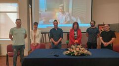 Rosa Nieves (de rojo), ayer en el Ateneo Casino con los integrantes del jurado del concurso de bater�a. En la pantalla, Diego Ill�n