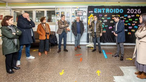 El conselleiro Rom�n Rodr�guez, con integrantes de la comunidad educativa del centro y de la corporaci�n municipal de Santa Comba