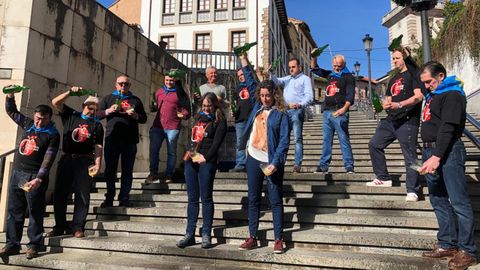 En Cand�s, un escanciador de cada parroquia puso su granito de arena para recoger firmas de apoyo a la candidatura de la sidra como Patrimonio inmaterial de la Humanidad