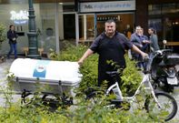 El vigu�s Jorge Rodr�guez, ante la bici el�ctrica en la que un empleado hace el reparto. 