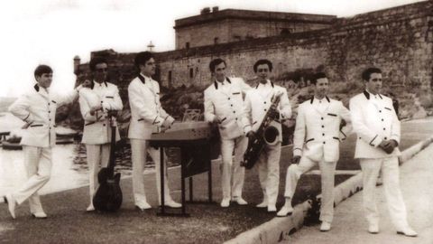 Os Bardos de Ponteceso, en una imagen tomada en el ao 1967 delante del castillo de San Antn, en A Corua.