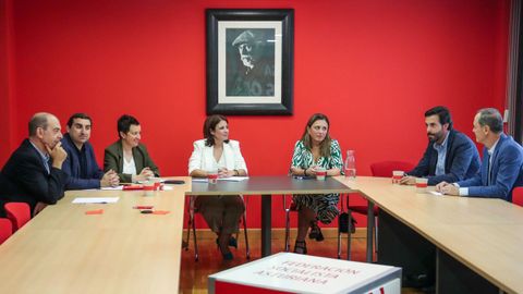 La cabeza de lista del PSOE al Congreso por Asturias, Adriana Lastra (4i), se reuni� este viernes con representantes de la Federaci�n Asturiana de Empresarios (FADE), que preside Mar�a Calvo (3d). 
