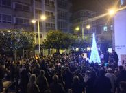 Una familia fue la encargada de pulsar el bot�n el Sada, mientras que en Arteixo una pareja de renos dio la bienvenida a la Navidad.