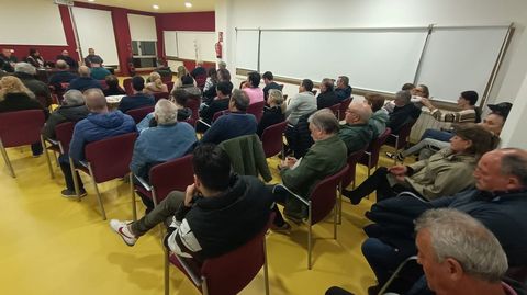 La plataforma sanitaria está llevando a cabo reuniones informativas por los concellos del distrito. En la imagen, Sobradelo anoche.