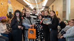 Los usuarios de Amicos caracterizados de la familia Adams recibieron un premio a la mejor escenograf�a en el concurso de disfraces de Sama�n de la entidad en Boiro