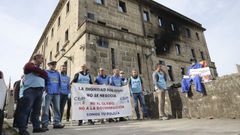 Los polic&iacute;as, junto a la comisar&iacute;a compostelana, que a&uacute;n tiene los signos que dej&oacute; el fuego.