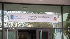 El cartel de la entrada del edificio de los juzgados evidencia el cambio de normativo, pero el resto de se�alizaci�n tendr� que esperar hasta el verano