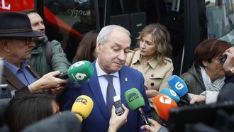 Jos Tom esta maana en Monforte, con numerosos medios esperando sus declaraciones