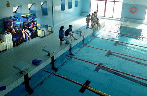 La piscina municipal de Padr�n celebra cursos a los que asisten ni�os de toda la comarca. 