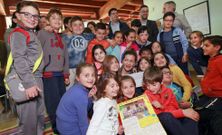 Los estudiantes del colegio San Tom� acompa�aron a Mar�a V�zquez en la recogida del premio de la Fundaci�n Biblioteca Social. 