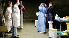  El hospital militar instalado en el aparcamiento subterr�neo del Hospital Universitario Central de Asturias (HUCA) ha comenzado a recoger las primeras muestras a los profesionales sanitarios