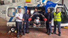 Urtzi Parada, de ocho a�os, en el cesto que emple� el Pesca 1 para subirlo al helic�ptero en Ons