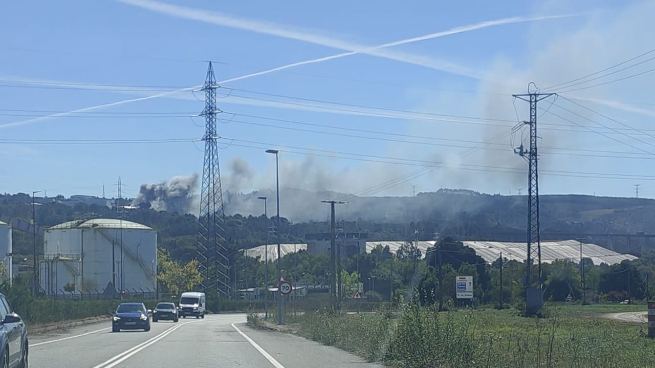 Incendio en un silo lleno de colchones en el polígono de Os Airíos, en As Pontes