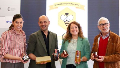 Vanessa Ucha, concejala de Turismo de O Porri�o; Alejandro Lorenzo, alcalde de O Porri�o; Esther Ordo�ez, Presidenta IGP Mel de Galicia; y
Jos� Mar�a Seijo, presidente Agrupaci�n Ap�cola de Galicia