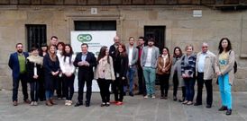 Los integrantes de Compromiso por Galicia posan delante del antiguo edificio del Concello en Cervantes. 