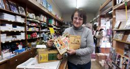 Alicia Besada posa con la gu�a de tel�fonos de Espa�a del a�o 45 y con los libros de texto que se usaban entonces. 