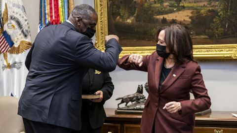 Kamala Harris saluda al nuevo jefe del Pentgono, Lloyd J. Austin