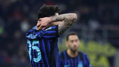 Bastoni, uno de los jugadores que aparece en las escuchas, se lamenta durante un partido.