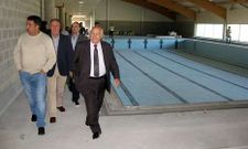Los alcaldes de Negreira, A Ba�a y Santa Comba visitaron las obras de la piscina negreiresa.