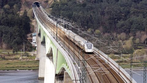 Un media distancia cruza el viaducto de la alta velocidad atl�ntica en Catoira