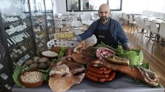 Wenceslao Peteiro dice que la materia prima del cocido de Mollos e Moios es clave para su xito. Su brasera se distingue por la apuesta por el producto, protagonista en su carta, de estilo tradicional. De ambiente intergeneracional y familiar, las noches de verano en su terraza (con msica en vivo los viernes) son otro reclamo ms.