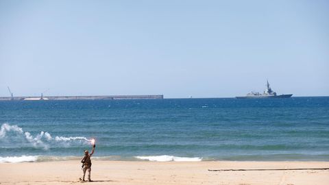 Exhibicin en la playa de San Lorenzo con motivo del Da de las Fuerzas Armadas