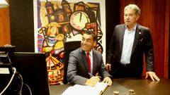 Luis L�pez firm� en el Libro de Honra del Concello de POntevedra en presencia del alcalde, Fern�ndez Lores