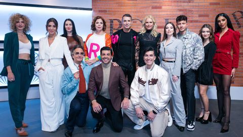 Los presentadores Jess Vzquez y Valeria Mazza (de pie, en el centro de la imagen) junto a algunos de los concursantes de Bailando con las estrellas