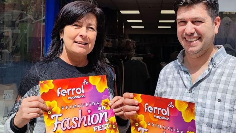 Organizadores del evento con el cartel de la cita