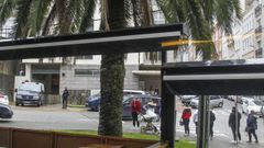Algunos familiares esperaban a los detenidos que fueron trasladados en veh�culos policiales a los juzgados de Ferrol