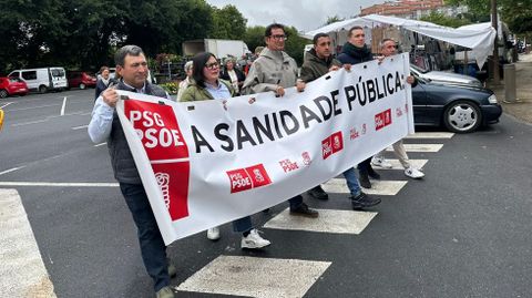 Los socialistas de Oroso se unieron a la protesta vecinal contra el cierre del centro de salud las ma�anas de los s�bados