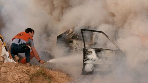 El coche de Magdaleno y Campos ardiendo en Xuvia, en el Rali de Nar�n de 1989
