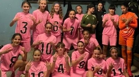 Las infantiles de As Celtas, celebrando su triunfo por 4-5 ante el Racing de Ferrol.