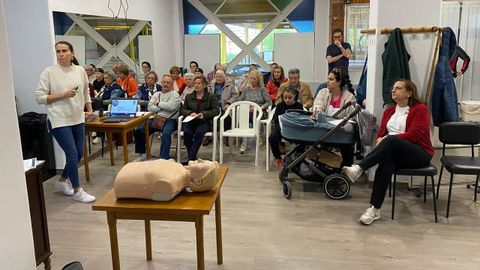 Curso de primeros auxilios en la asociación de vecinos de O Pino.