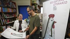 Matilde Rodr�guez, de Avigal, e Xabier Dom�nguez, de Antela Editorial, na librar�a Seijas de Pontevedra