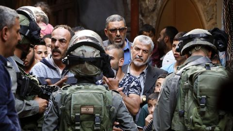 Polic�as israel�es patrullan por una calle de Hebr�n durante el mes del Ramad�n
