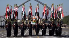 Soldados iraqu�es desfilan el s�bado, en el 103 aniversario de la Armada Iraqu�, en Bagdad.