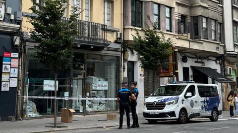 Agentes de la Policía Local ante el edificio del que se desprendió un trozo de balcón de hierro