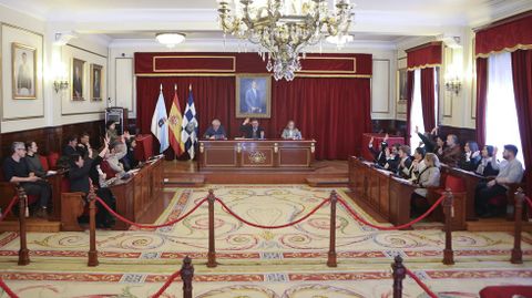 Manos levantadas a derecha e izquierda. En una inusual estampa, y a las puertas de unas municipales para las que restan menos de tres meses, los ocho ediles del PSOE y los doce del PP levantaron simultneamente sus brazos en una votacin clave para Ferrol.