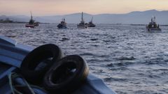 Pesqueros navegando por la ra de Arousa (imagen de archivo)