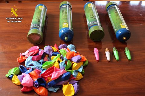 La Guardia Civil interviene �xido nitroso a cuatro menores en Muros de Nal�n.