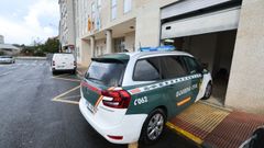 Un veh�culo de la Guardia Civil, accediendo a los juzgados de Carballo, en una imagen de archivo. 