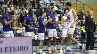 Felipe dos Anjos, saludo por sus compa&ntilde;eros cuando se dirige al banquillo tras un cambio