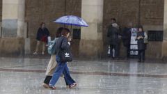 Dos ciudadanas pasean bajo la lluvia en Zaragoza el pasado mes de noviembre.