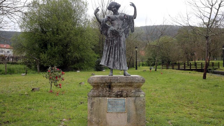 Estatua da Bella Otero no seu concello natal de Valga