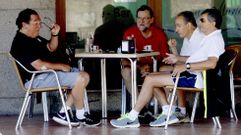 Caf� tras la caminata. Rajoy, acompa�ado de Jos� Benito Su�rez (a su derecha) -marido de la presidenta del Congreso, Ana Pastor- y unos amigos, toma un caf� tras su recorrido por la ruta del r�o Umia, tras el paseo que acostumbra a realizar en sus d�as de descanso en la localidad pontevedresa.