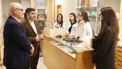 Eladio Santos y Pedro Blanco durante la visita a la �ptica