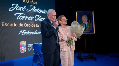 Jos� Antonio Torres S�ez, acompa�ado de su mujer, durante el acto en el que recibi� el Escudo de Oro de la Provincia de Almer�a por su trayectoria p�blica en el pasado mes de septiembre.