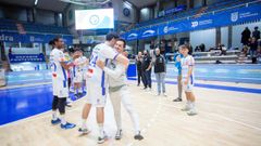 Virulegio y Javiva d�ndose un abrazo en el homenaje que le hicieron ayer al ex capit�n.